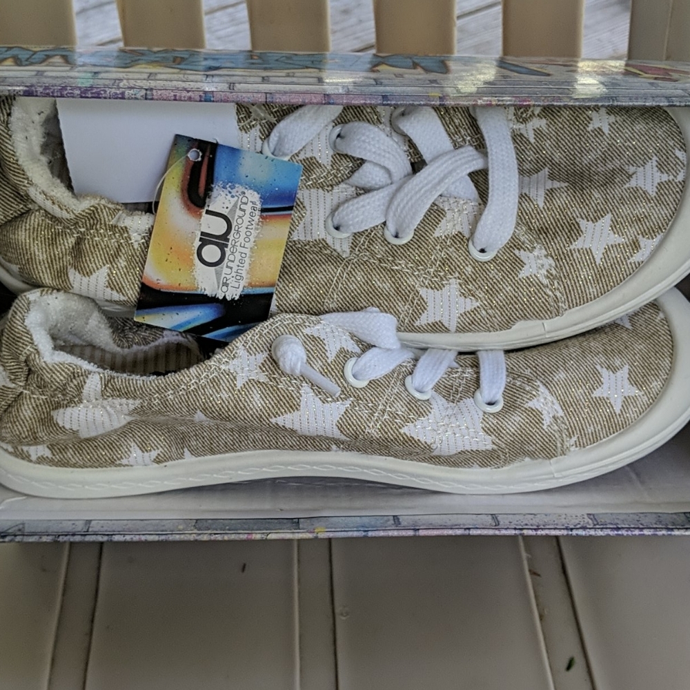 Nwt. Tan with white stars girls shoes.